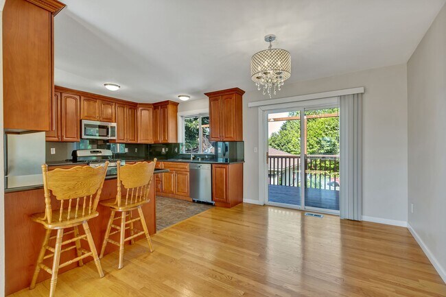Building Photo - Spacious 4 Bedroom Des Moines Home