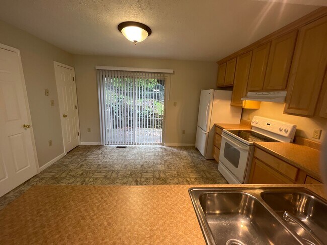 Building Photo - 2 Bedroom townhouse with garage near Med Center - Available 08/05!