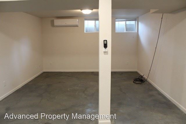Building Photo - 3 br, 1 bath House - 1852 Elaine Dr. #2