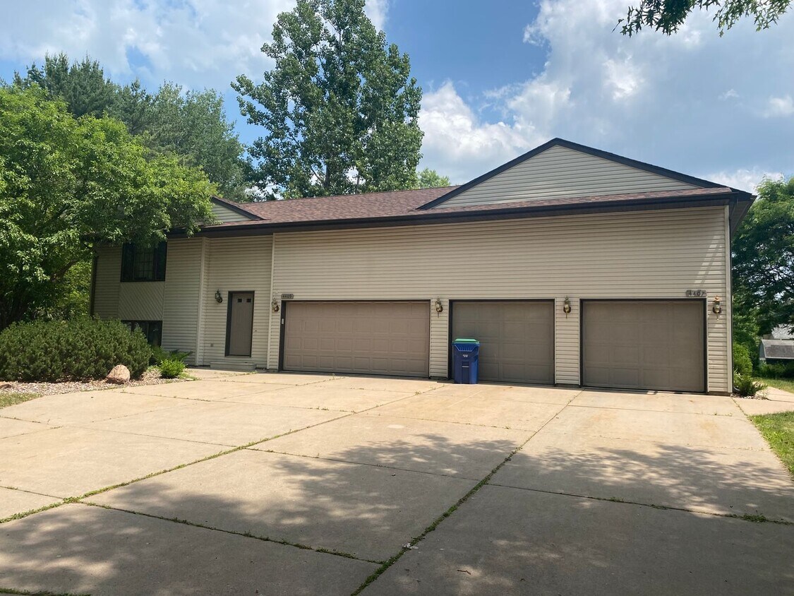 Primary Photo - 4407-4409 Forest Valley Rd