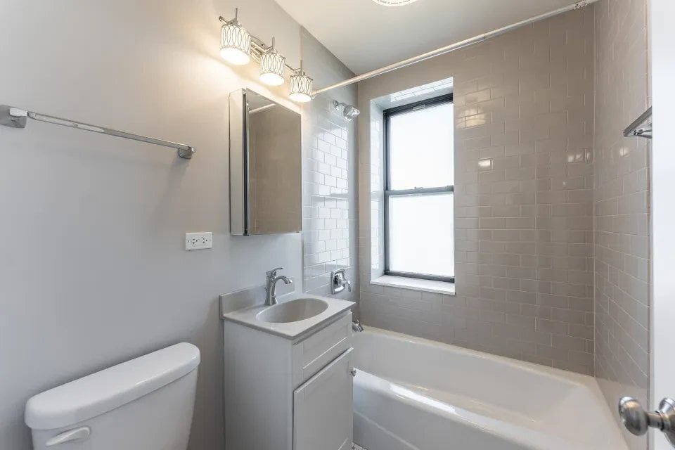 Photo - 817 W Lakeside Pl (Chicago, IL)