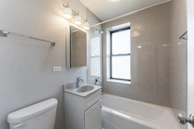 Building Photo - 817 W Lakeside Pl