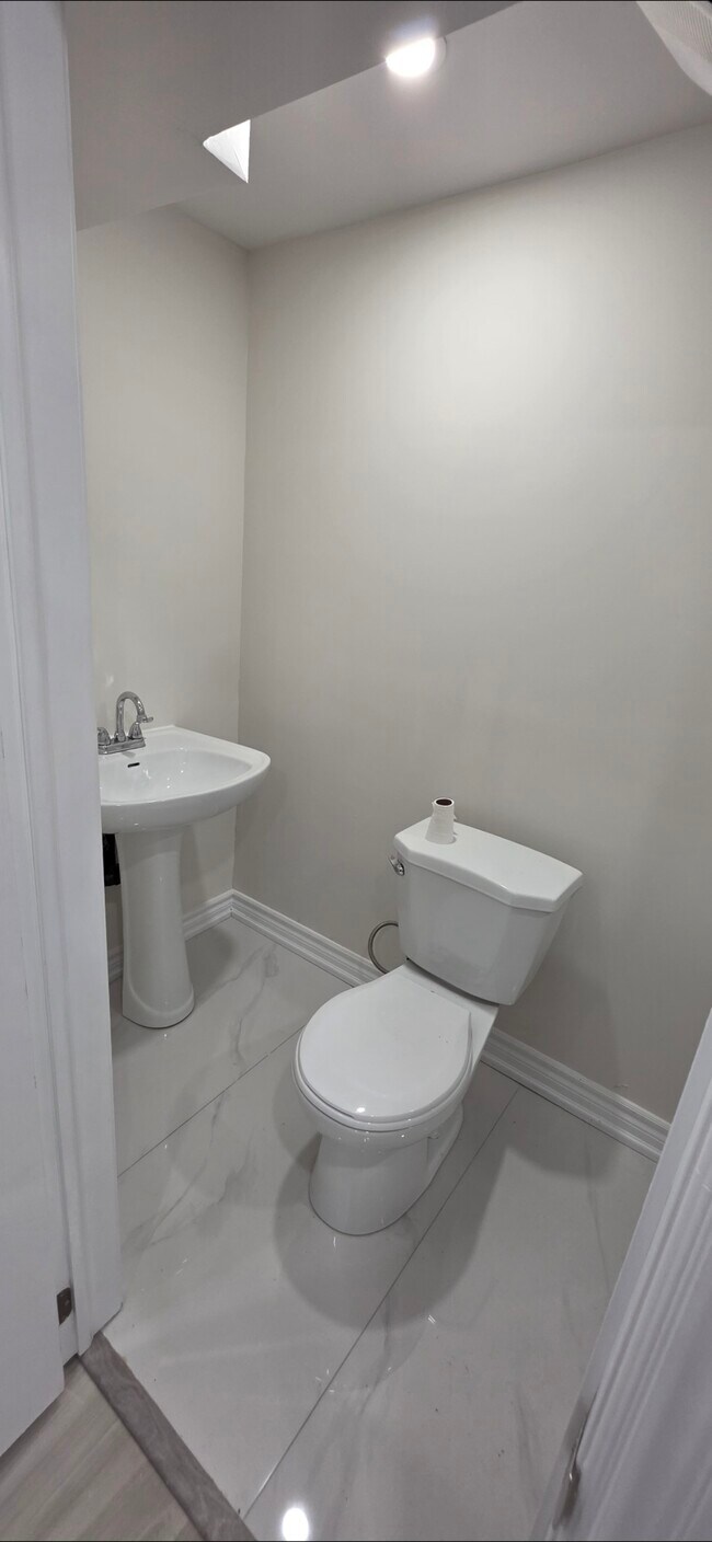 Photo du bâtiment - 119 Burrows Hall Blvd