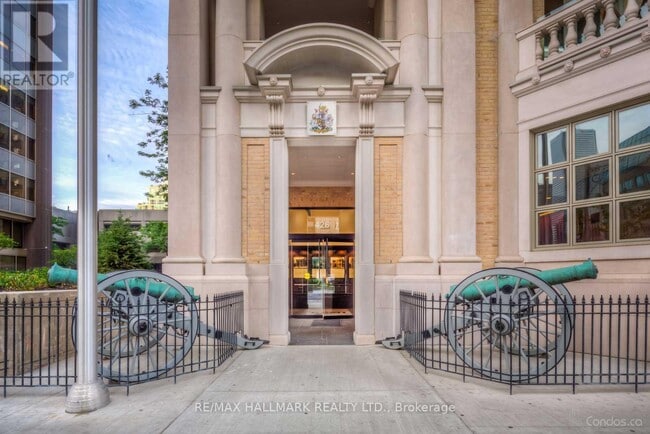 Building Photo - 426 University Ave