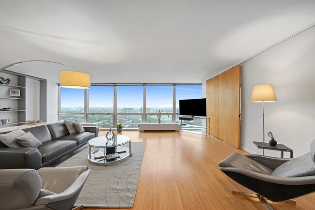 Foto del edificio - 2400 N Lakeview Ave