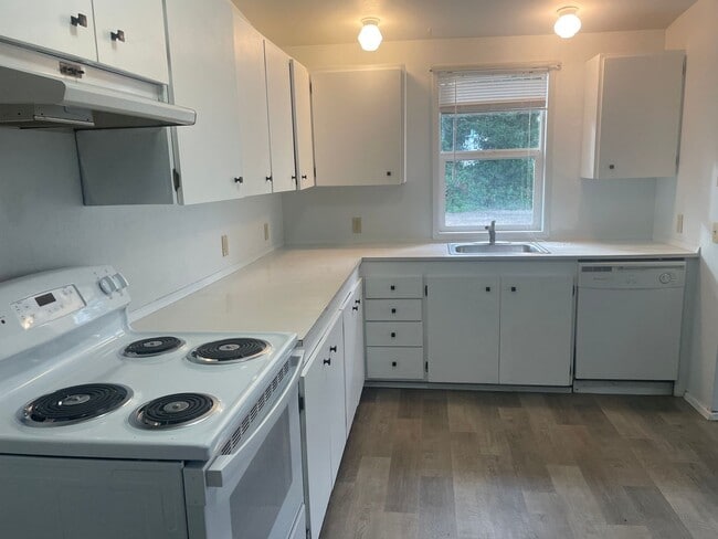 Building Photo - One Bedroom and One Bath Duplex Only Minutes from Downtown Langley!