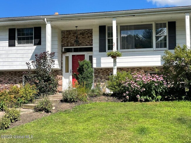 Foto del edificio - 235 McCormack Rd N