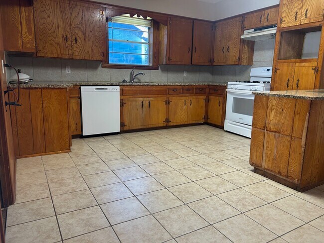 Building Photo - 406 Turner St