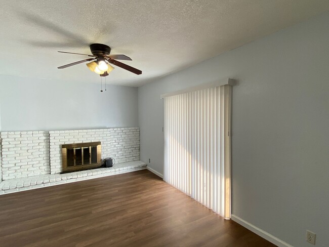 Foto del edificio - $2,195 Barstow & Willow, Clovis, ZERO Depo...