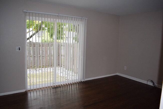 Building Photo - 3 BEDROOM 1 1/2 BATH PRIVATE ENTRY TOWNHOU...