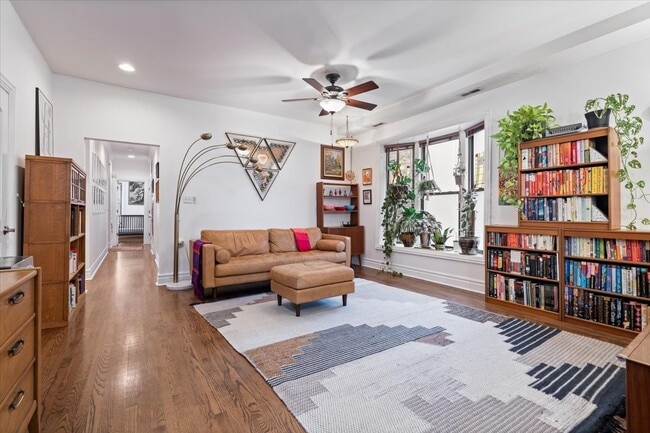 Foto del edificio - 1048 W Lawrence Ave