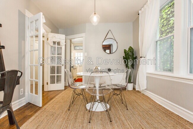 Foto del edificio - 1353 N Bell Ave