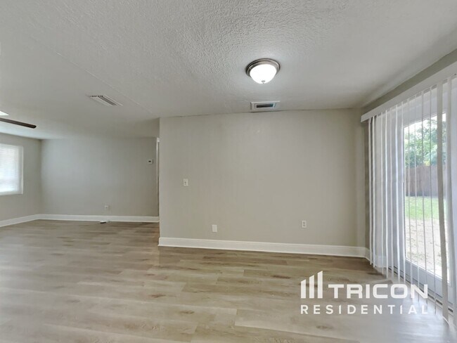 Foto del edificio - 6850 83rd Ave