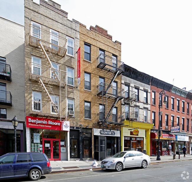 Building Photo - 213 Smith St