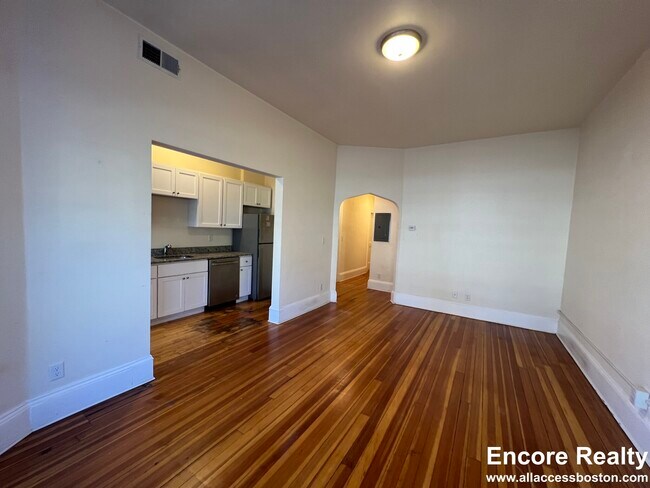 Building Photo - 1463 Beacon St