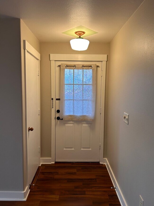 Foto del edificio - Freshly Updated 2-Bedroom Condo in the Hea...