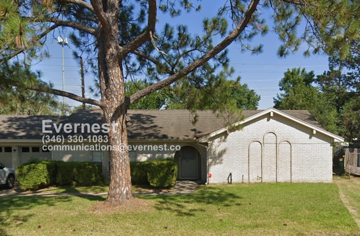 Primary Photo - 3-Bedroom, 2-Bathroom Home in Convenient L...