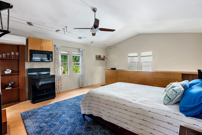 Building Photo - 326 16th Ave NE