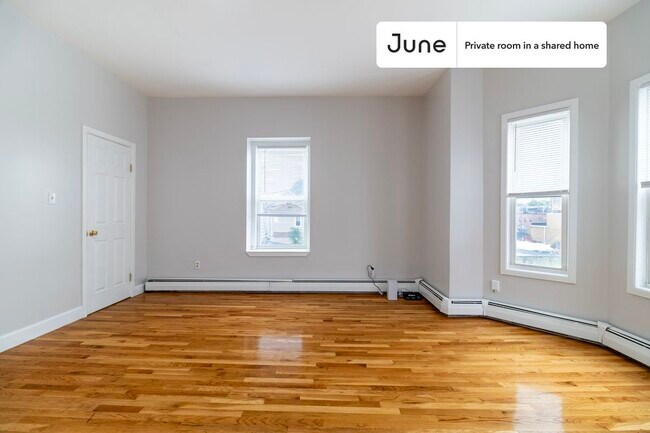 Building Photo - Private bedroom in 3 bed/1 bath Home