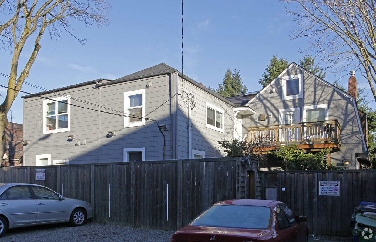 Building Photo - 1111 18th Ave
