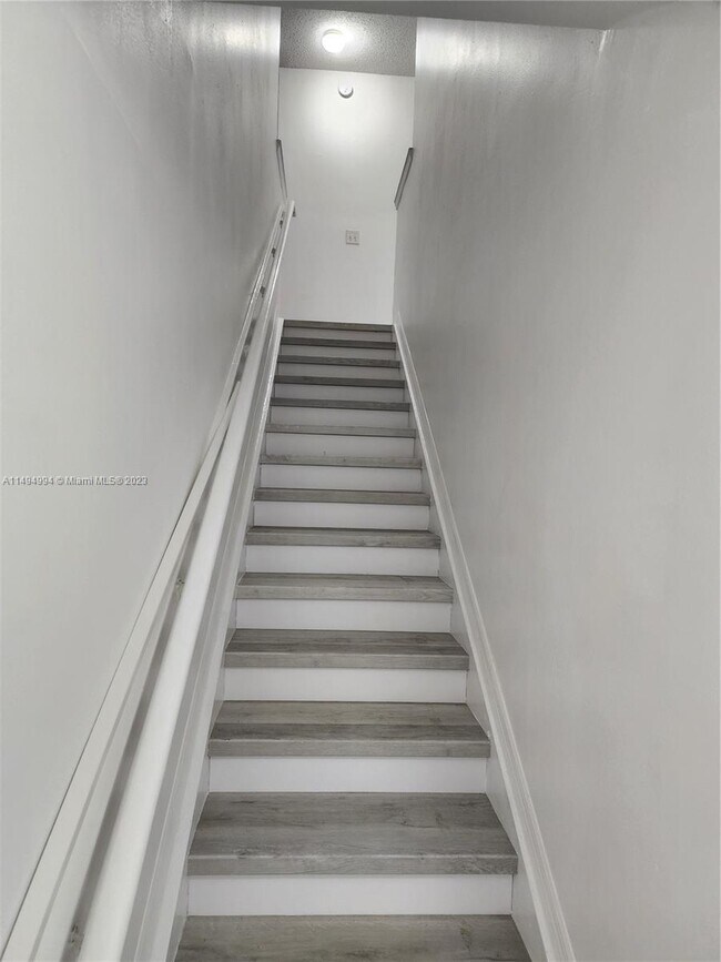 Foto del edificio - 2421 Centergate Dr