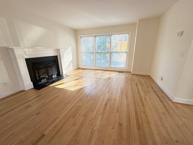 Building Photo - Fabulous 3 Br Townhome  For Rent
