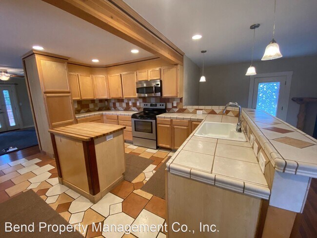 Building Photo - 6 br, 2.5 bath House - 1829 NE Monterey Ave.