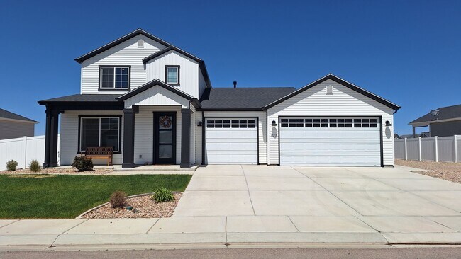 Foto del edificio - 4 Bedroom Home with 3 Car Garage in Enoch