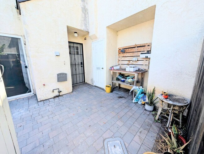 Foto del edificio - AWESOME 2 BED/1.5 BATH WITH LARGE YARD+WRA...