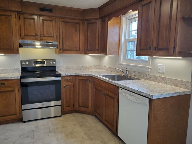 Building Photo - Beautifully Updated 3 Bedroom