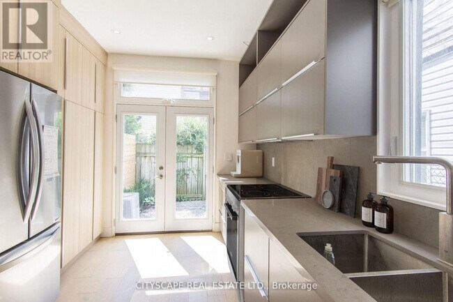 Photo du bâtiment - 98 Manning Ave