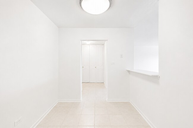 Foto del edificio - Spacious Rehabbed 1-Bedroom at The Vine | Private Balcony + Parking