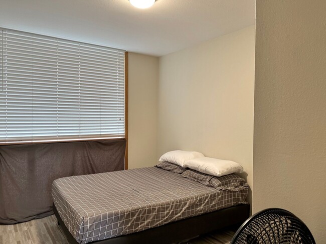 Building Photo - Ocean view from this 2 bedroom 1 bath furn...