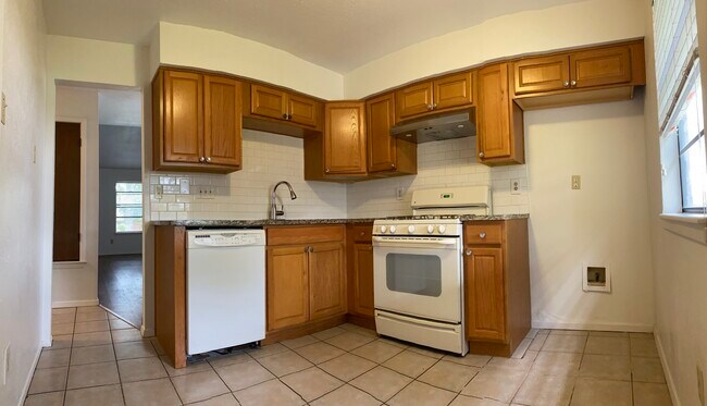 Building Photo - 1430 W Braker Ln