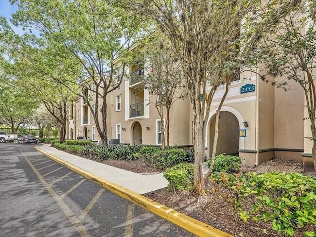 Foto del edificio - 2433 Centergate Dr