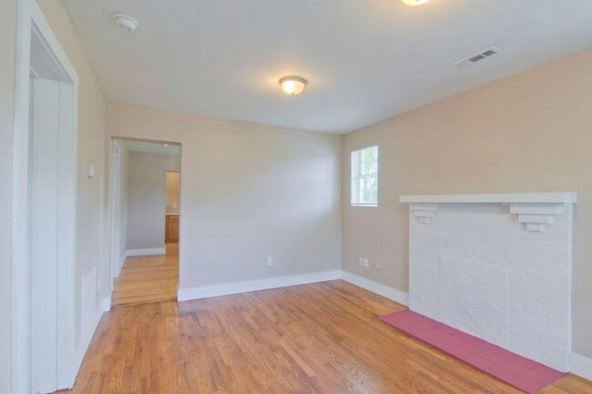 Building Photo - Knoxville 37917 - 2 bedroom, 1 bath home - Contact Susan Niedergeses (865) 300-4722