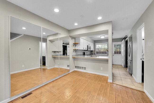 Building Photo - $2,250.00, 2-bed, 2.5 bath, located in Lak...