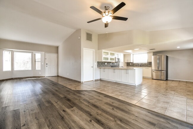 Foto del edificio - 1811 N Cheri Lynn Dr