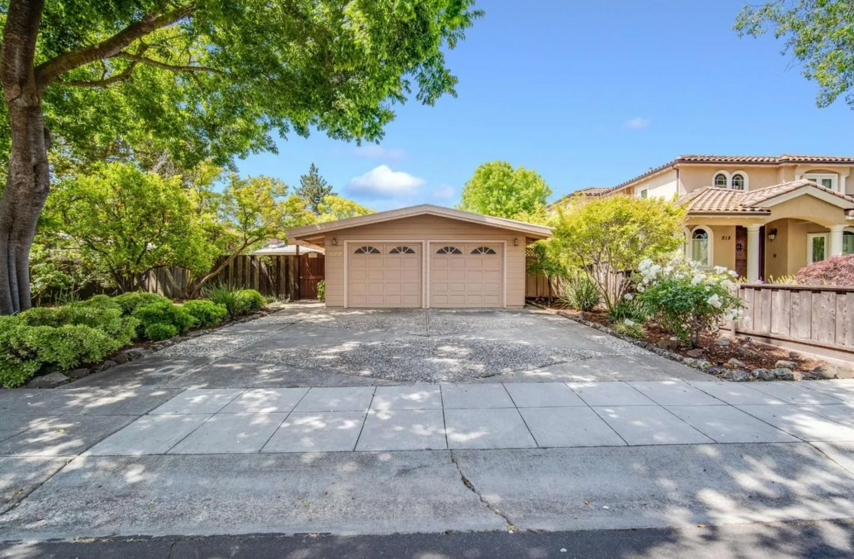 Primary Photo - Beautiful 3 Bed 2 Bath Home in Highly Desi...