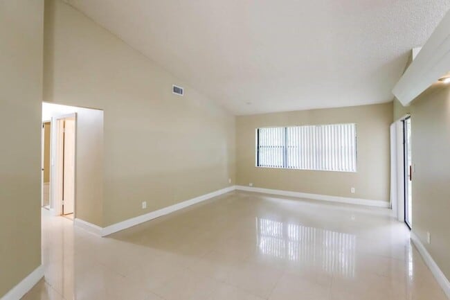 Foto del edificio - 20241 NW 8th St