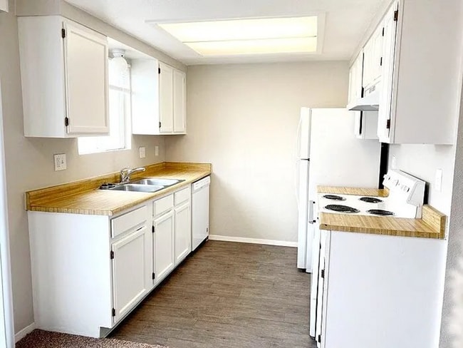 Building Photo - 2 bedroom townhome on east side-Don't miss...