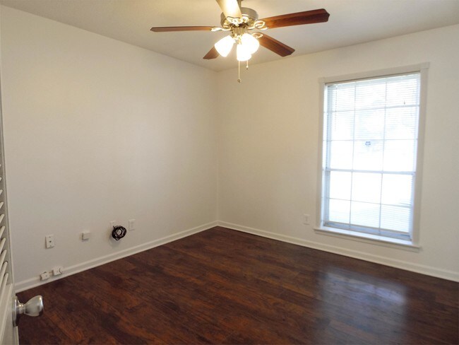 Foto del edificio - 6900 Belle Meade Rd
