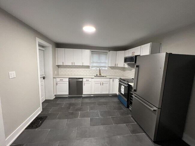 Building Photo - Off-Campus Student Housing Available June ...