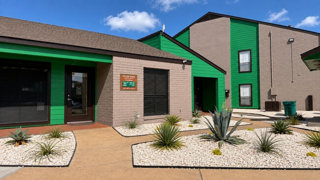 Building Photo - Hacienda Bonita Apartments
