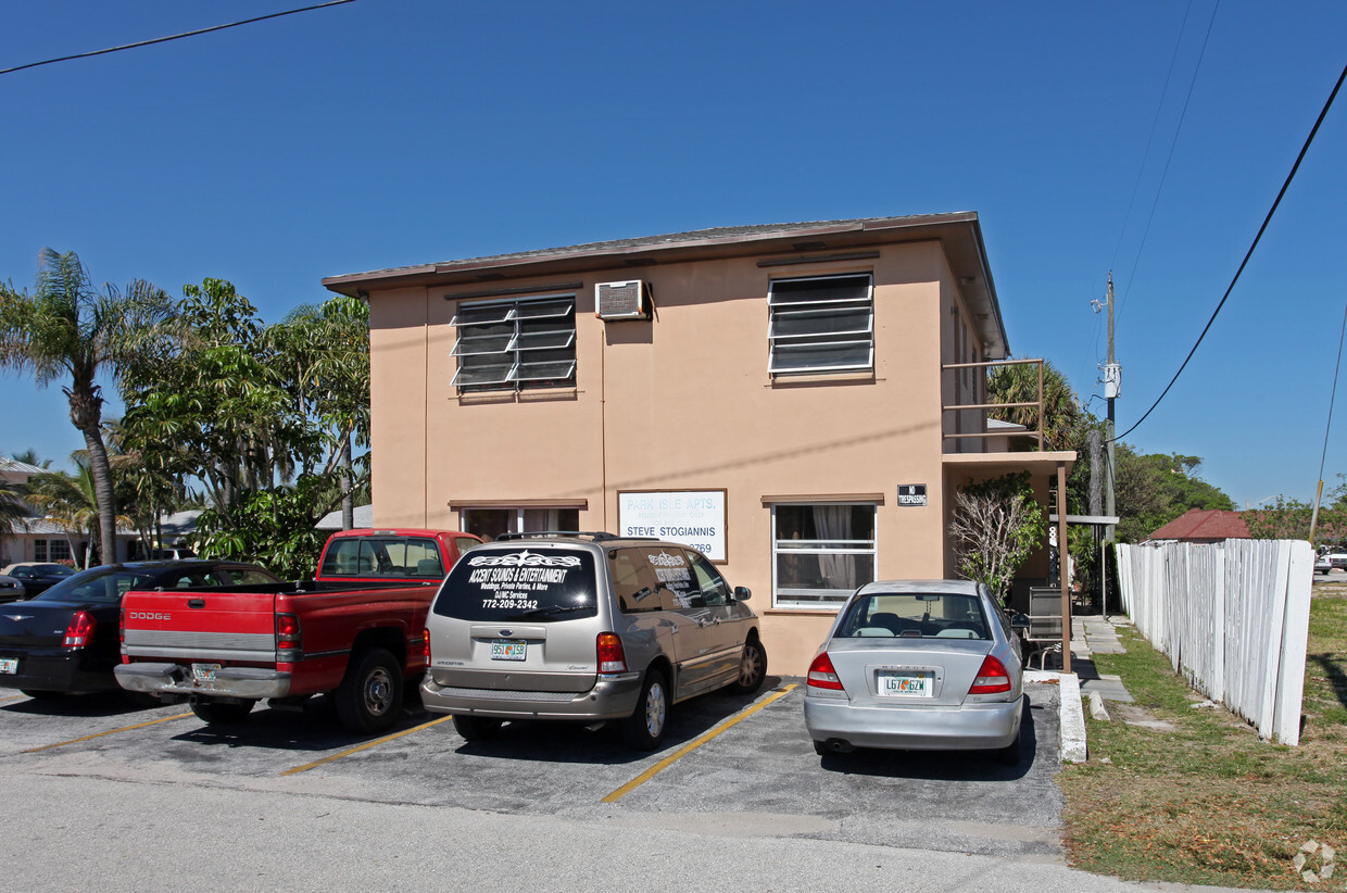 Primary Photo - Park Isle Apartments