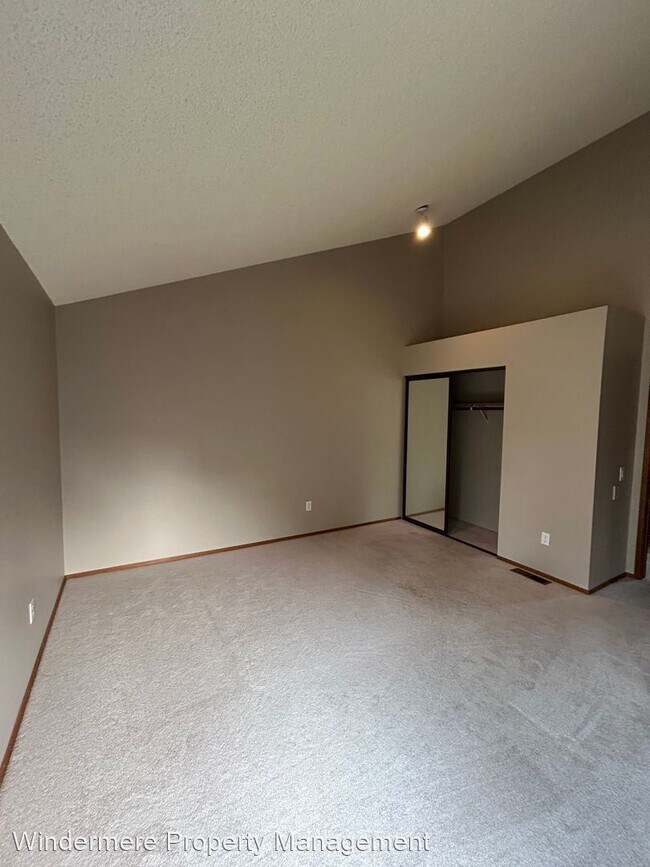 Building Photo - 2 br, 2.5 bath House - 2196 E. Birch St