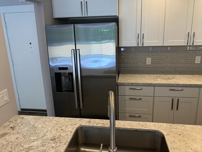 Building Photo - Fully Renovated Redmond 1 Bedroom