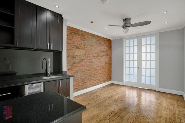 Foto del edificio - 438 W 52nd St