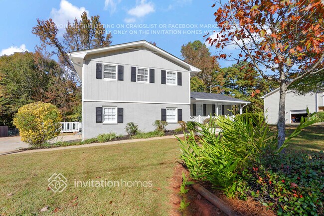 Building Photo - 2180 Pinewood Dr