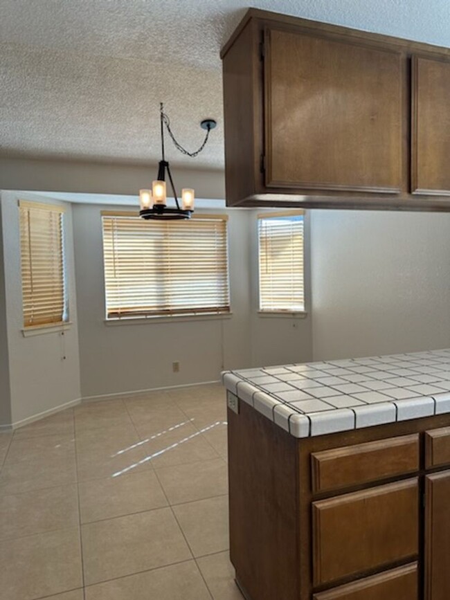 Building Photo - 3 BEDROOM APPLE VALLEY HOME ON LARGE LOT